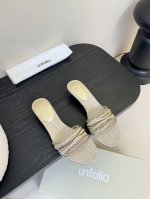 unfolio 25Ss 夏季新款 拖鞋 简约而不简单 交叉带设计 勾勒随性线条 无论是热情酒红 质朴棕褐 还是经典酷黑 都以独特质感彰显休闲态度 一脚蹬入夏日