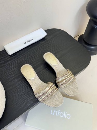 unfolio 25Ss 夏季新款 拖鞋 简约而不简单 交叉带设计 勾勒随性线条 无论是热情酒红 质朴棕褐 还是经典酷黑 都以独特质感彰显休闲态度 一脚蹬入夏日