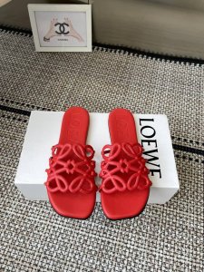 Loewe 罗意威 25Ss 春夏新品 拖鞋 疯狂种草简约设计感觉更干净优雅 让你念念不忘 颜色也很耐看漂亮，上脚瞬间气质十足气场，简直无敌帅气有型 鞋面采用牛
