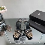 SAIN* LAURENT 圣罗兰YSL 链条高跟凉鞋经典logo字母设计，上脚超美，原版1:1开模，官网同步 面料：漆皮 垫脚：进口羊皮 鞋底：意大利真皮大底