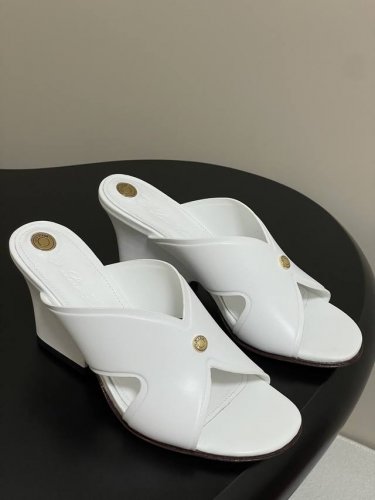 loro piana 诺悠翩雅 Lp Vera系列 25S春夏新款 复古交叉带平底拖鞋绝美坡跟凉拖鞋 这款Vera凉拖鞋采用别具一格的坡跟设计 可为各式装扮注入
