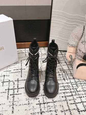 顶级品质 Dior fw24 new arrival～ 迪奥2024秋冬新款｜系带马丁靴 D家经典的靴型，小牛皮鞋面融入羔羊毛， 妥妥的颜值与功能性神器，帅气又 - 点击图像关闭