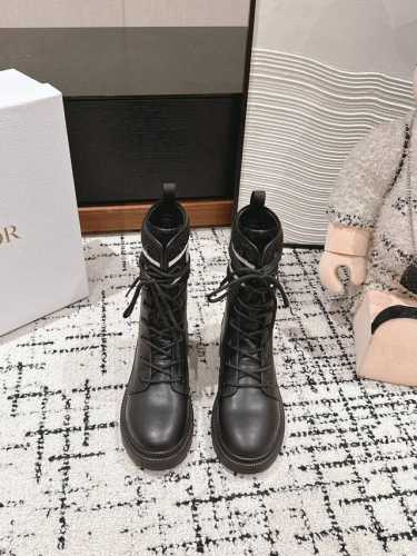 顶级品质 Dior fw24 new arrival～ 迪奥2024秋冬新款｜系带马丁靴 D家经典的靴型，小牛皮鞋面融入羔羊毛， 妥妥的颜值与功能性神器，帅气又