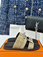 厂价 男+10 Hermès 爱马仕经典kelly扣二舅拖鞋 Kelly扣完全是我的菜 比h扣更精致 仿佛是有一种魔力 越看越好看 极约复古的设计 浓厚的异域风
