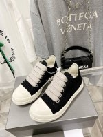女 男 瑞克.欧文斯 Rick Owens 低帮款帆布鞋经典黑色色帆布低帮火爆上市原版奶香底，原厂台湾进口细纹布尺码：35-48 46、47、48订做不退换