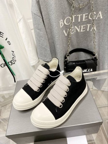 女 男 瑞克.欧文斯 Rick Owens 低帮款帆布鞋经典黑色色帆布低帮火爆上市原版奶香底，原厂台湾进口细纹布尺码：35-48 46、47、48订做不退换