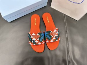 橙子出厂价 Prada 普拉达春夏新款 复古刺绣平底拖鞋 一字带拖鞋 沙滩凉拖 码数：35-42