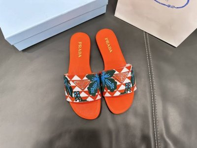 橙子出厂价 Prada 普拉达春夏新款 复古刺绣平底拖鞋 一字带拖鞋 沙滩凉拖 码数：35-42
