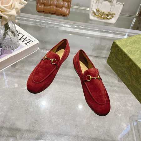 1919-10 酒红 35-41 皮革乐福鞋，鞋头修长。品牌经典马衔扣细节则为其增添精致细节，同时致敬品牌的马术本源。 布莱克构造 安哥拉红色皮革 马衔扣细节 - 点击图像关闭