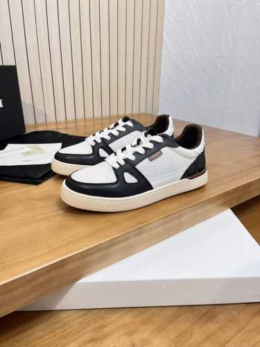 售 价: 商品商标：COACH* 蔻驰* 低帮休闲鞋 正码码数: 38-44 可订做45 商品材料：鞋面原版材料拼接牛皮，舒适透气内里，原版大底。编 号：846