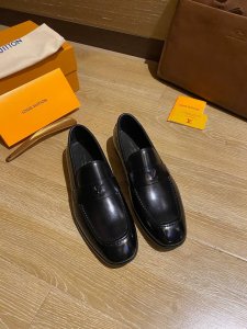 louis Vuitton Lv 新款休闲商务皮鞋，鞋面进口牛皮 开边珠，水染头层牛里，原版真皮大底，标准码38-44 38.45.45定做不退不换 ，