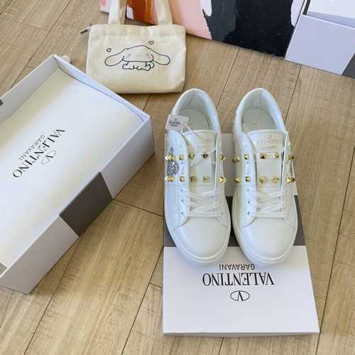 出厂 Valentino 华伦天奴顶级专柜 官网同步 独家首发 Valentino华伦天奴 情侣限定 专柜新配色 小红书热搜新款 同款明星穿搭 原版开模 代购版