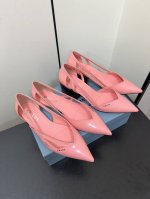 Prada 25ss 早春新款绝美尖头跟鞋 时尚界久违的极简之美经典时尚配色 毫不费力的优雅风来袭 时髦 精致 绝美 包头尖头 开边珠外穿时尚气质简约新款日常拖