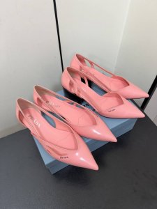 Prada 25ss 早春新款绝美尖头跟鞋 时尚界久违的极简之美经典时尚配色 毫不费力的优雅风来袭 时髦 精致 绝美 包头尖头 开边珠外穿时尚气质简约新款日常拖