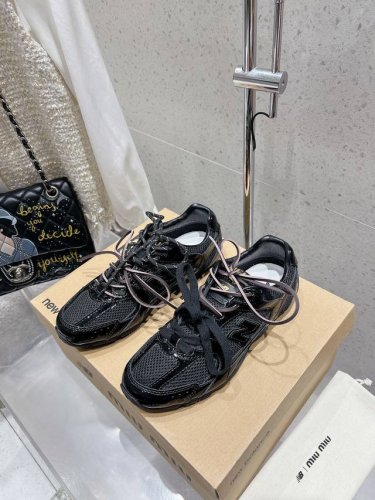 网布 全皮 Miumiu 缪缪 Miu Miu X New Balance联名款运动鞋 早春发售前先近赏同样是在十月的巴黎时装周，又被眼尖的粉丝们看见了 Miu