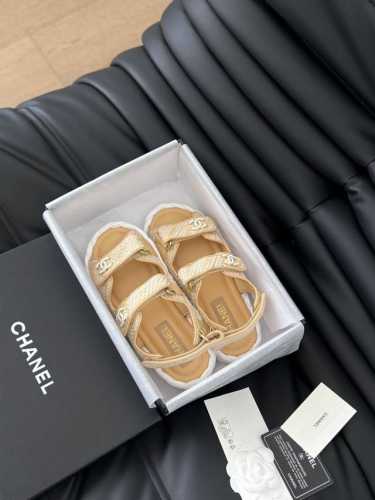 新版面！高版本！Chanel 新色魔术贴凉鞋版面！ 所有的颜色我家都有 鞋面进口面料，垫脚内里羊皮，原版大底。 均配专柜顶级包装！ Size:35-40