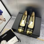 出厂价 CHANEL2024早春香奈儿 拼色后空凉鞋 7.5跟高 大爆款，每期经典款都被抢光，超级柔软，上脚无敌柔软舒适，今年衣橱的top31肯定属它了！上脚美