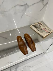 高版本 ‘’ Prad 2025 ss 包头穆勒半拖新款包头穆勒半拖、品质依旧、区别市面抢出版本、自购原版独立开发、鞋面采用订制牛皮开边珠、意大利混种小羊皮垫脚