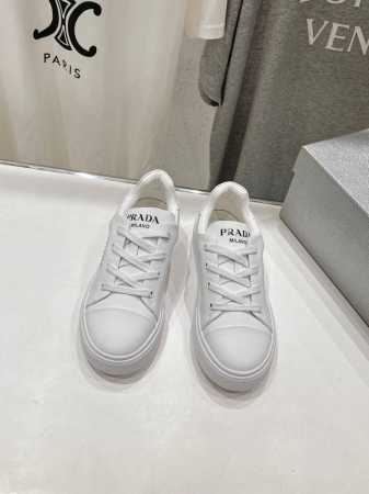 高版本出厂 情侣款 Prada 普拉达 24Ss新款系带情侣款小白鞋休闲运动鞋 这款运动鞋延续经久不衰的轮廓，是新款经典单品采用小牛皮 精心制作， 提升格调 款 - 点击图像关闭