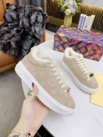 LV本款 Time Out 运动鞋为小牛皮制成的麂皮压印 Monogram 图案，以舒软羊毛内衬围裹融融暖意。加厚橡胶外底呼应鞋面设计，点缀铭纹孔眼和后部的路易