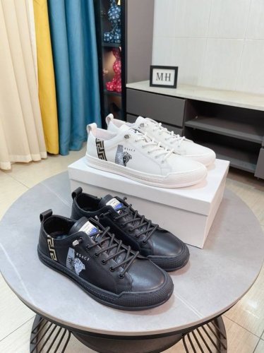 出厂价P Versace 范思哲最新款精心打造，引爆全场！不断创新的国际品牌 此款男士四季款休闲鞋，牛皮鞋面羊皮内里橡胶防滑大底，透气舒适以质量说话 码数：38