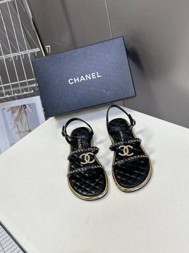 chanel香奈儿春夏新款链条凉鞋 超多网红时尚博主种草 夏天必备 女神系列 拥有香家特色优雅名媛气质，超级耐看，让人无法抗拒，心动Ing 鞋面：进口混种羊皮链