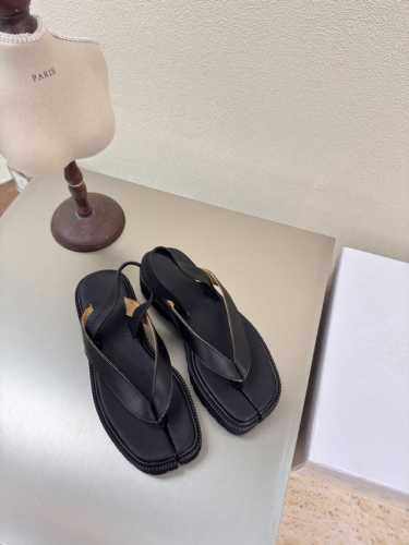 厚底 人字拖 分趾凉鞋 Mm6 Maison Margiela 黑色 小牛皮 大热时尚风格 黑色 Mm6 Maison Margiela的实验性从功能主义的解构