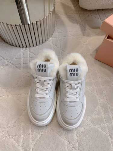 出厂价 顶级版本 miu新款羊毛休闲鞋 专柜同步 升级版羊毛内里 厚实保暖 舒适度满分 鞋面牛皮 内里垫脚进口澳洲羊毛 原版开模大底 尺码35-39 40定做