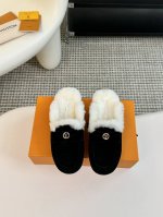 路易威登LV经典款包头羊毛拖，时尚界的永恒传奇。 金属扣装饰，尽显奢华质感，搭配经典扣带，优雅又俏皮。进口牛猄牛皮鞋面，细腻柔软，彰显品质。羊毛内里和垫脚，温暖