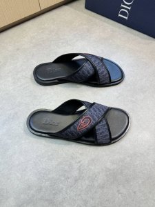 Dior 迪奥 -高端品质 原单休闲凉拖鞋 -鞋面：品牌图腾帆布包皮边、彩印品牌图腾 -内里：环保皮 -大底：超轻Tpu包水台 橡胶；组合成型大底 -超高品控