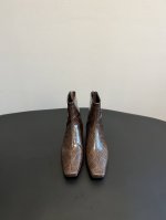 高靴 短靴 Toteme 23 秋冬新款方头压纹靴 Toteme在打造高级感这点从来就没输过 一双简约干练、低调时髦的靴子 没有鲜艳的色彩和繁杂的设计，仅凭2c