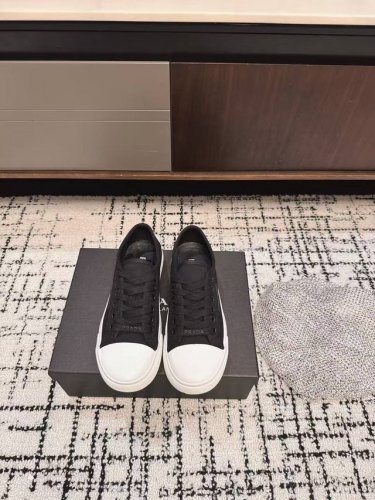 代购级 prada 普拉达 25Ss秋冬厚底球鞋 帆布鞋 科技帆布最新黑科技 相隔几年prada又给我们带来好看的饼干鞋了 时髦精绝对不能错过的必入款 没有任何
