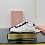 出厂价P Miumiu 25Ss Tyre系列春夏新款 饼干鞋 阿甘鞋休闲运动鞋Miumiu最新爆款 前卫大胆的设计，风格融于此款厚底帆布运动鞋的简约线条，别致