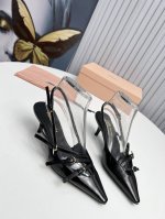 工厂 新款新品 Miu Miu 全新超美装饰搭配,时尚淑女气质十足 双色拼接 又不乏美艳色彩,外侧附带弹力象巾 上脚非常方便意大利引进的原版楦头是最新楦、出来形