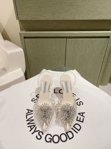 Aquazzur* 菠萝早春专柜新品仙女时装鞋系列，大量上新同步官网全系列均可定制龙年主打一个火爆，全网各大网红纷纷开秀，绝美的穿搭系列！ ★★★★★ 鞋面 烫