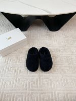 出厂 The Row24 新款包头拖 勃肯拖 第一眼看到这个鞋子就爱上了，带点复古味随意搭配都好看，一贯极简风格，没有任何logo点缀，采用全皮套包制作工艺，老