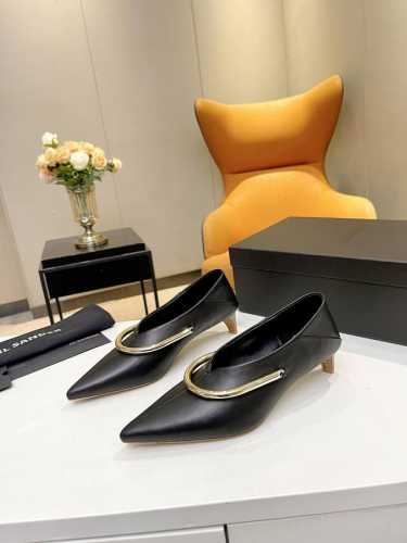 品 牌：Jil sander JIL Sander曾说过：“拿走的东西越多，留下的就越纯粹。”极简风是一种返璞归真，代表着简单与克制，而作为极简风的鼻祖，极简