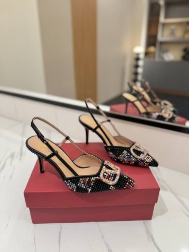 出厂价： Valentino 华伦天奴推出全新烫钻系列，烫钻款Vlogo后系带高跟鞋尖头V扣凉鞋。上脚非常修脚型 重点是很好非常好驾驭 不磨脚不累脚 行走神器！
