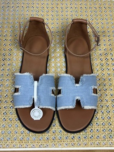 新配色 流苏出厂价p Hermes 经典Santorini 凉鞋 新设计灵感还是遵循传统经典 H 鞋面 搭配精致踝带 可调节系带 适合日常穿着 打造时尚悠闲风格