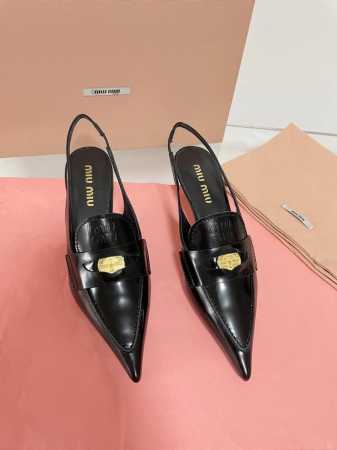 MIU MIU 22春夏 大热走秀款 幸运币系列小猫跟鞋，出现在各大时装杂志封面 各路明星、小红书博主着用拼色搭配幸运金币搭配更显示复古上脚尤为惊艳到你的一款闭 - 点击图像关闭