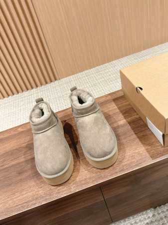 UGG 新款mini厚底毛毛雪地靴 被Bella、Gigi种草的一款，火的爆炸，搭配一双堆堆袜，又高级又时髦，纯纯的美式穿搭，厚底尽显大长腿！ 隆丰厚实皮毛一体 - 点击图像关闭