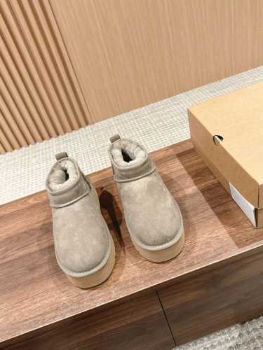UGG 新款mini厚底毛毛雪地靴 被Bella、Gigi种草的一款，火的爆炸，搭配一双堆堆袜，又高级又时髦，纯纯的美式穿搭，厚底尽显大长腿！ 隆丰厚实皮毛一体