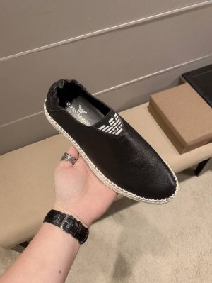 实价 ，品牌阿玛尼，官方新款，阿玛尼夏季时尚范儿..鞋面头层牛皮，内里进口羊皮里，舒适透气..阿玛尼传承意大利纯手工工艺，优质的选材及精湛的工艺让人惊叹..优质