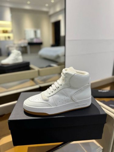 价格： 情侣款高版本 YSL SAINT LAURENT 春夏最新爆款休闲系列 圣罗兰 ，原版购入 一比一复刻 ，新鲜血液注入加休闲复古的设计，超好看百搭，鞋面