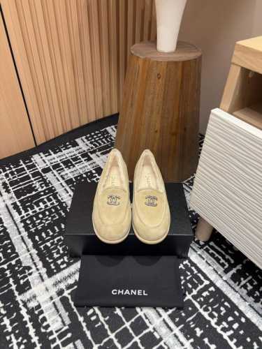 24Fw新款Chanel小香双C羊毛里乐福鞋 小香经典双C扣设计怎么看怎么高级！适合任何场合穿着 简单却很有层次，随意搭配都有那股优雅范儿 鞋型秀气显脚瘦 乐福