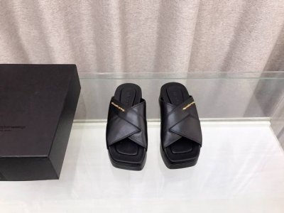 冲量价: Alexander Wang 亚历山大王 春夏新款松糕厚底凉拖 鞋面：牛皮 内里：进口羊皮里 垫脚：进口牛皮 跟高：7Cm 大底：原版开模Logo橡胶