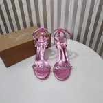 橙子出厂价p christianlouboutin 春夏新款 Cl红底鞋 铆钉一字带高跟凉鞋 铆钉加持 释放你的不羁灵魂 朋克风铆钉 彰显个性酷感十足的铆钉元素