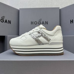 hogan 度假系列新款顶级版现货发售 松糕厚底顶级版 都市新潮休闲风 各明星 博主推荐 时尚百搭风格百变！原版楦型 原版大底一比一为你打造 值得推荐！ 鞋面采