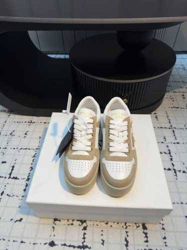 prad* 25ss p家25春夏厚底小白鞋 德训风格 麂皮和光面皮拼接撞色，细节感跟好 三角标点缀，简单高级！关键上脚超显腿长，轻松拉长腿部显腿！码数：35
