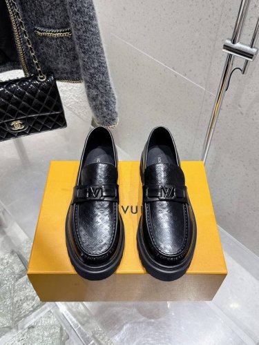 顶级版本 Lv 新款链条浮雕厚底乐福鞋 鞋面：进口开边珠牛皮 内里：进口牛皮 大底：原版开模发泡橡胶大底 跟高：5.5Cm Size：女35-39 女40 41